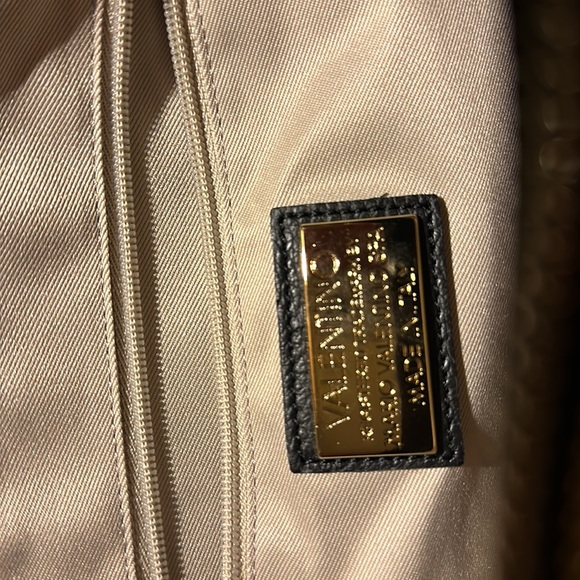 Brand New Valentino pebble finish V embossed front w/ dust cover bag - Picture 4 of 16